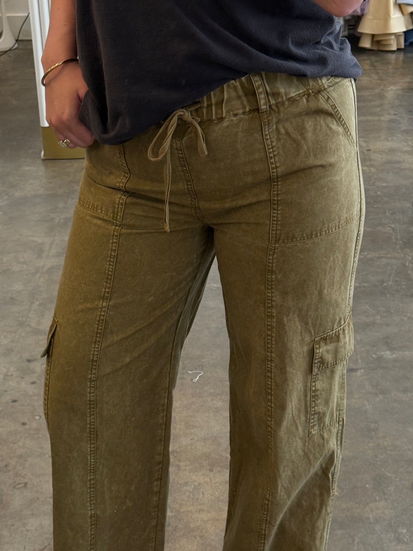 Needii Paxton Olive Acid Wash Cargo Pants (L)