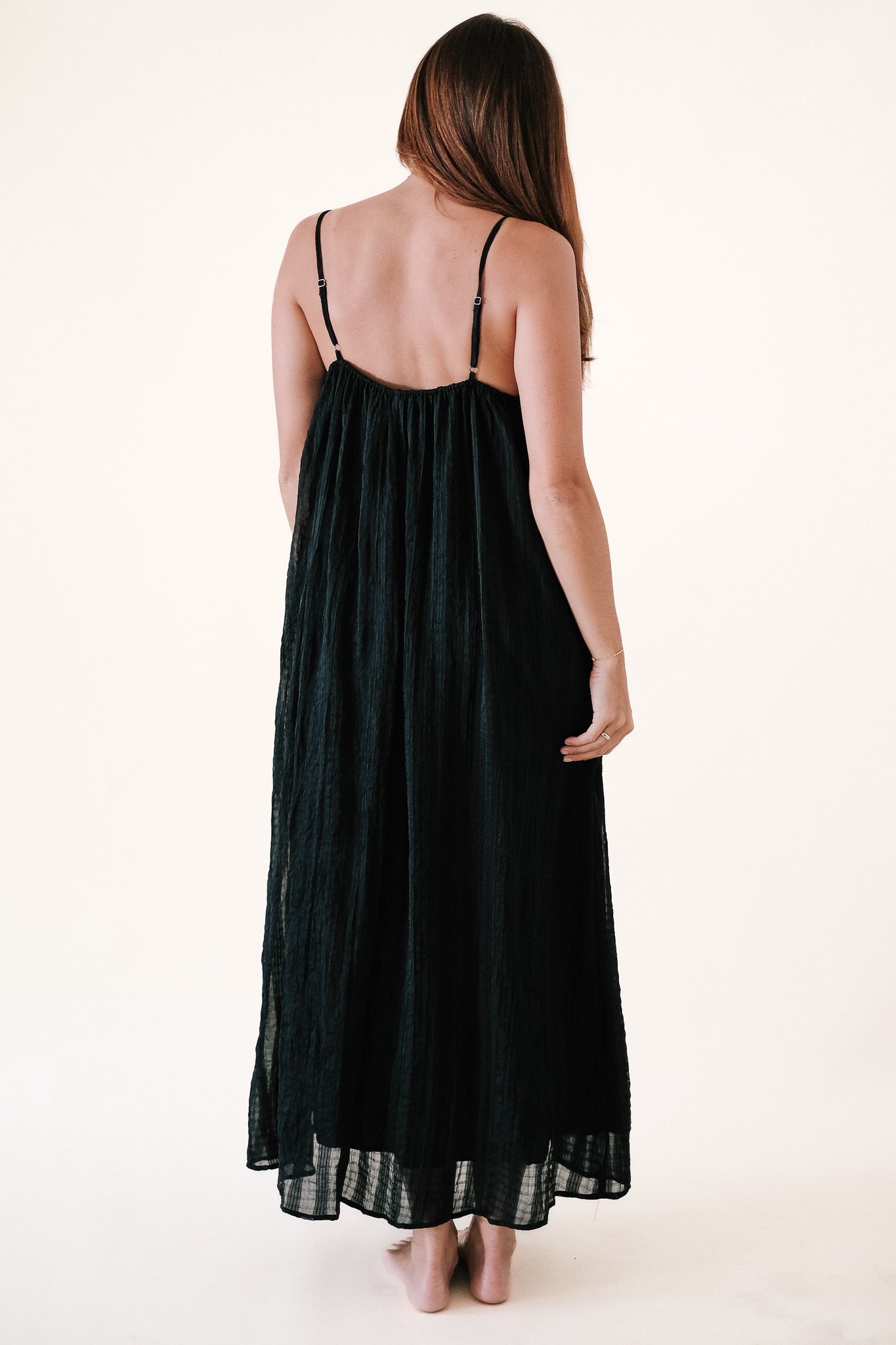 Soren Black Crinkle Textured Sleeveless Midi Dress