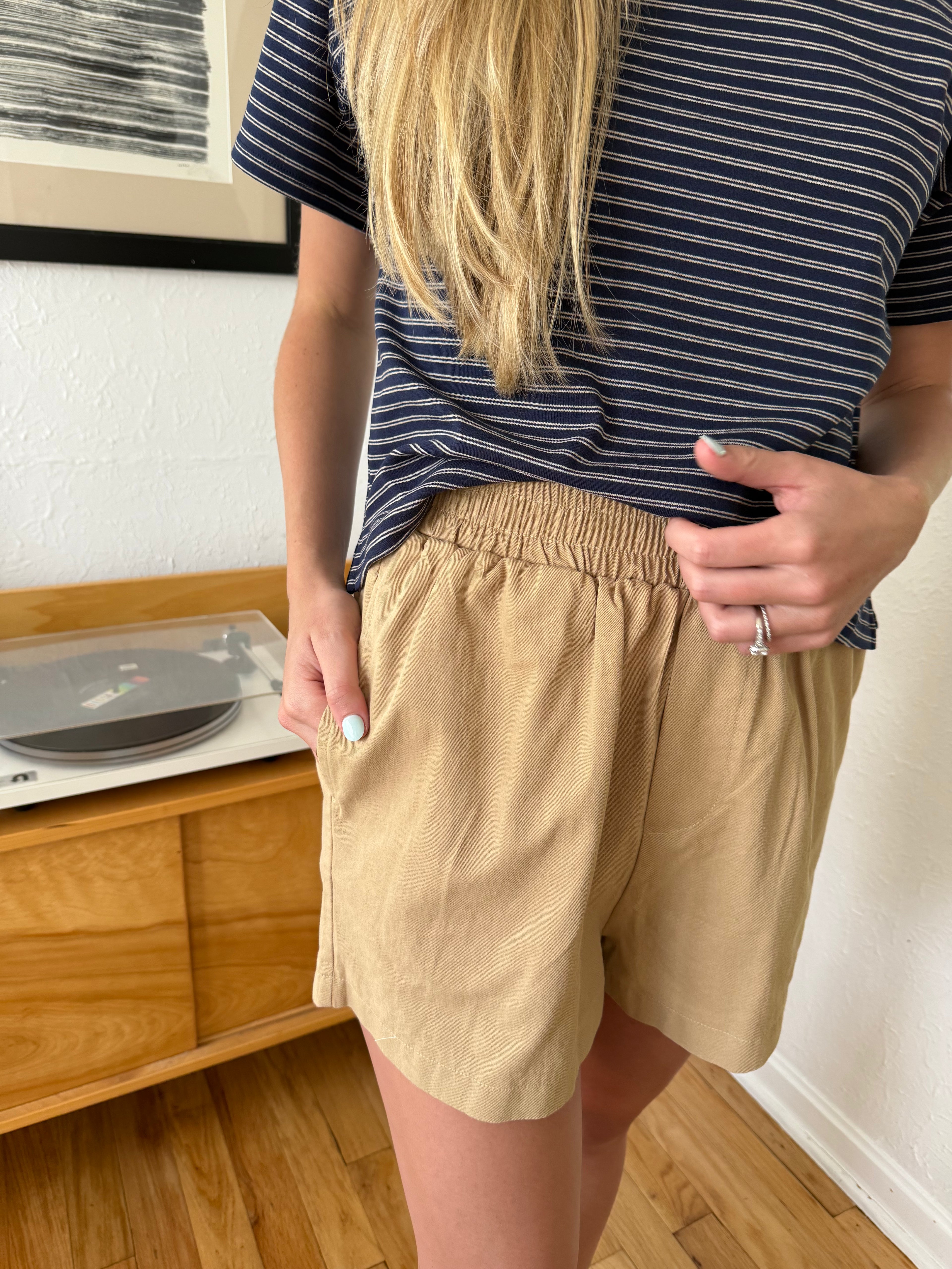 Things Between Grady Relaxed Cotton Elastic Shorts (Khaki)