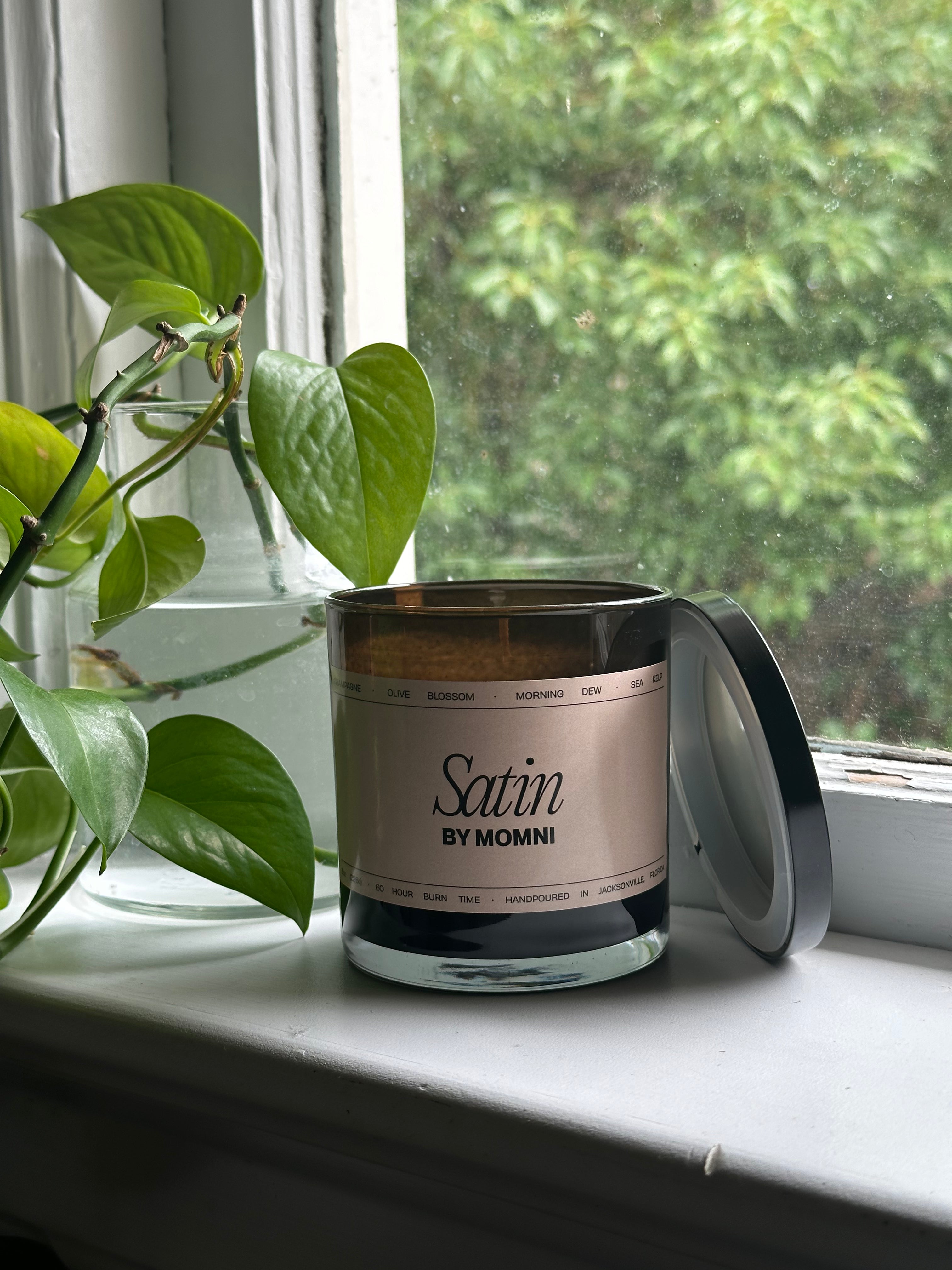 Momni Satin Candle
