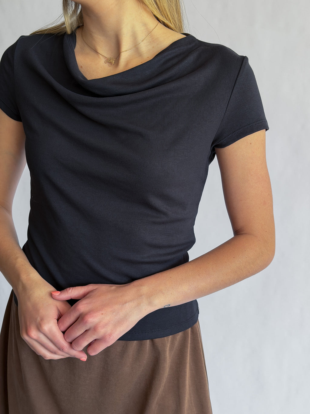 Quinn Soft Stretch Boatneck Short Sleeve Top (Charcoal)