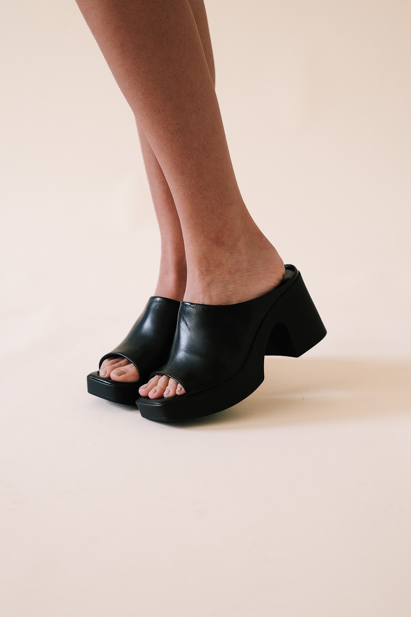 Matisse Faye Platform Mule Heel (Black)